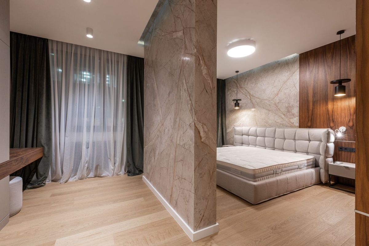 Quarto com iluminação embutida em LED e arandelas