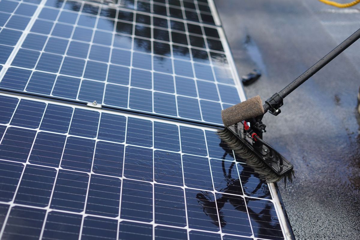 Limpeza de placas solares com escova