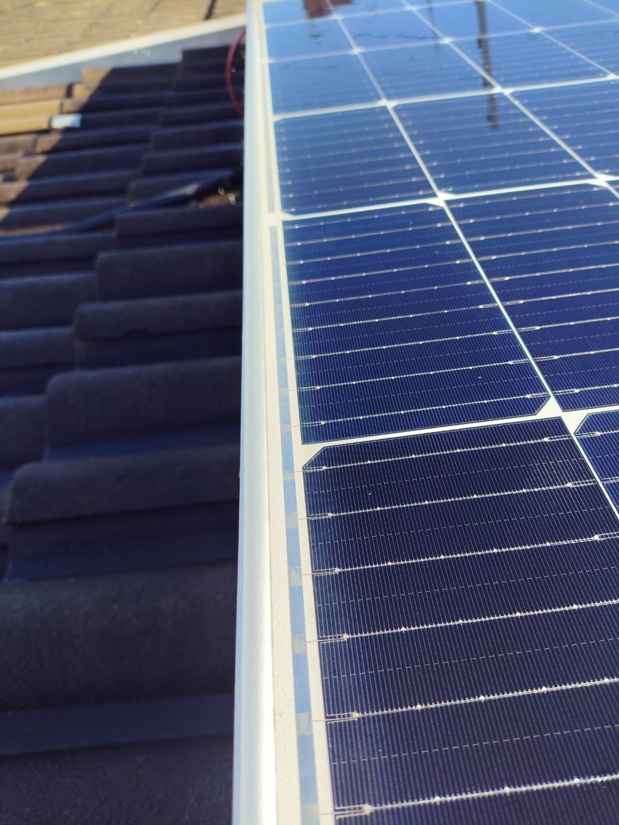 Placas solares limpas instaladas sobre o telhado